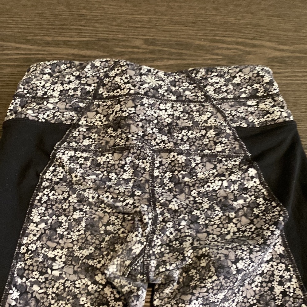 Athleta crop length leggings. Sz XS. Black, gray and white floral pattern - Picture 11 of 14